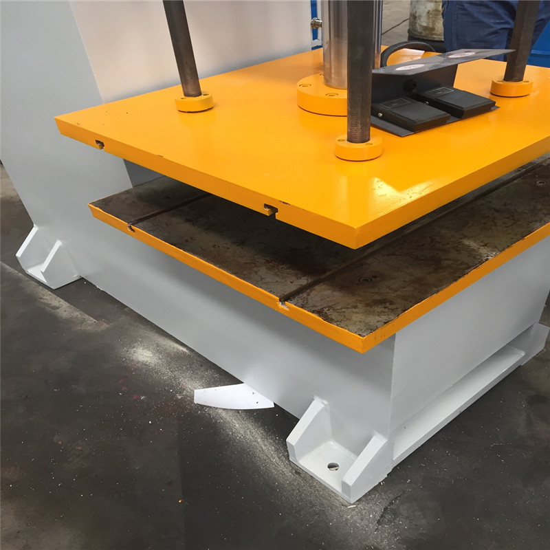 63噸臺(tái)面750×700帶導(dǎo)柱單臂液壓機(jī)