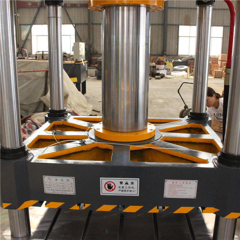 200噸四柱大臺面液壓機