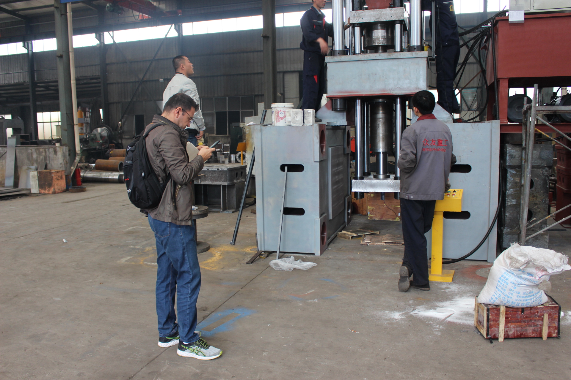 土耳其客戶來我公司驗貨鹽磚機(jī)